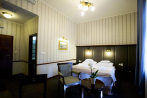 Отель Hotel Golden Eagle  Левице